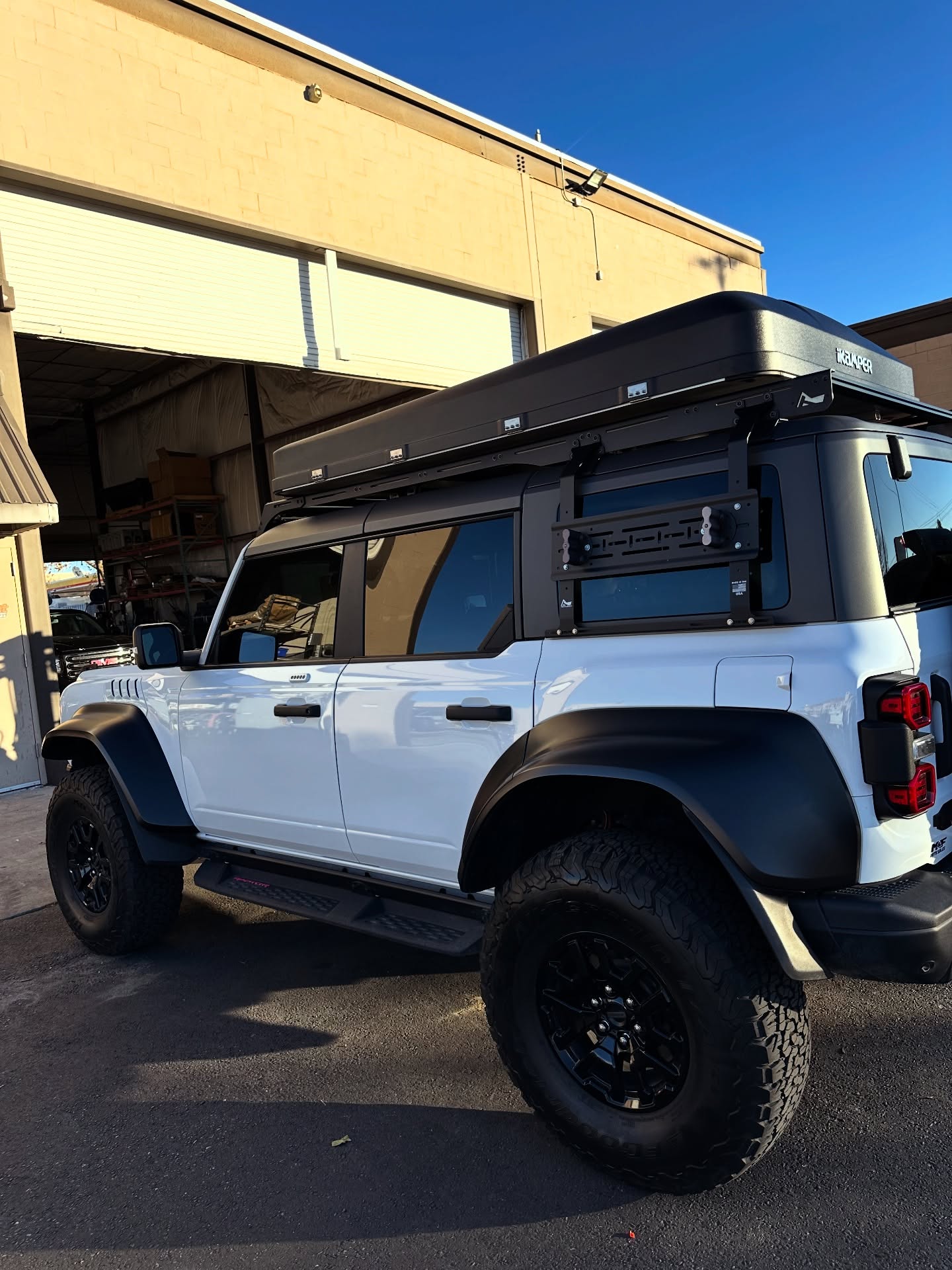 Image of Toyota Tacoma with aluminum bed topper